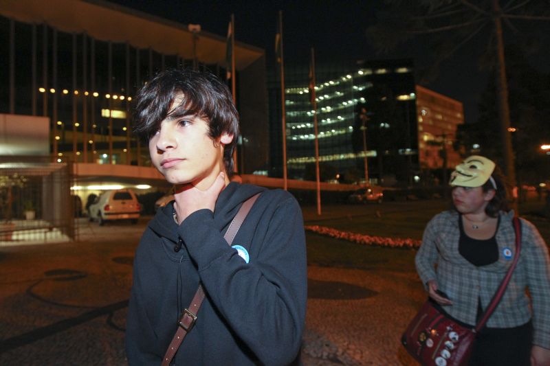 Lucas Silveira de Lavor, de 17 anos, foi agredido por seguranças da Alep nesta segunda-feira (15) pouco antes da eleição para o Tribunal de Contas do Paraná | Daniel Castellano / Agência de Notícias Gazeta do Povo