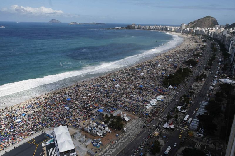 Peregrinos lotaram a faixa de areia de Copacabana à espera da vigília, ontem à tarde | Sergio Moraes /Reuters