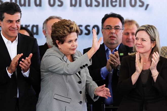 A presidente Dilma Rousseff participou de uma solenidade em Ponta Grossa (PR), ao lado de dois pré-candidatos ao Governo do Paraná em 2014, Beto Richa e Gleisi Hoffmann |