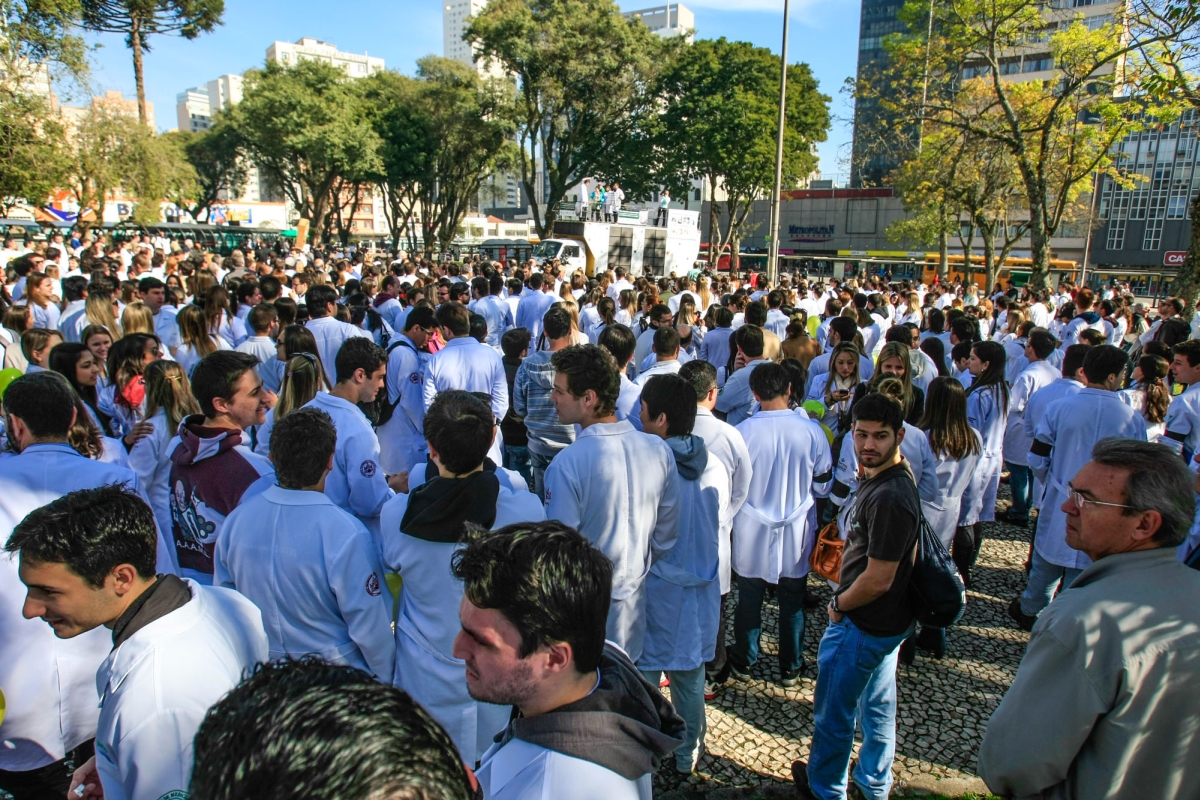 Médicos se reuniram na Praça Rui Barbosa para protestar contra medidas do governo federal | Bruno Covello/Agência de Notícias Gazeta do Povo