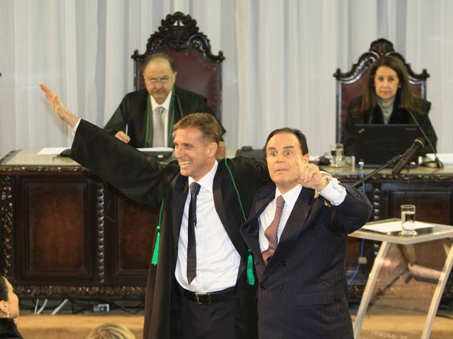 Clayton pediu a retirada de quem protestava. Fabio Camargo comemorou a posse e acenou com ironia para as galerias |