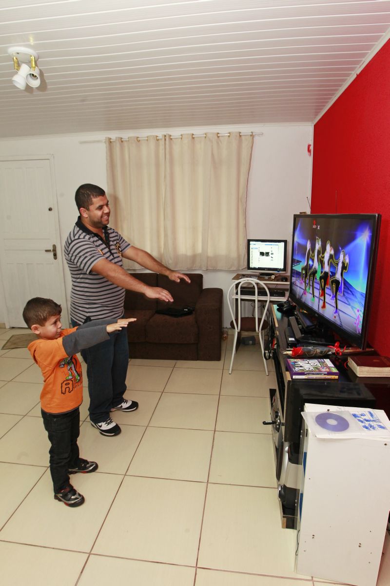 William ensinou ao filho Nicola, de 4 anos, as estratégias dos jogos ativos | Antonio More/ Gazeta do Povo