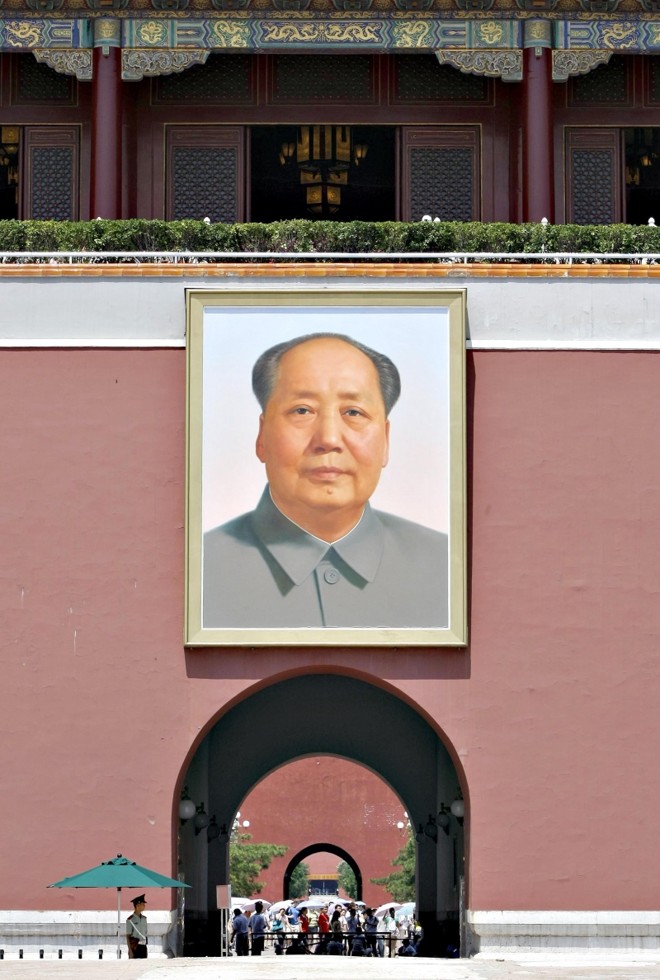 Quadro em homenagem a Mao Tsé-tung em Pequim: líder chinês é um dos maiores genocidas da história |