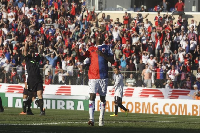 Reinaldo lamenta gol anulado no primeiro tempo |