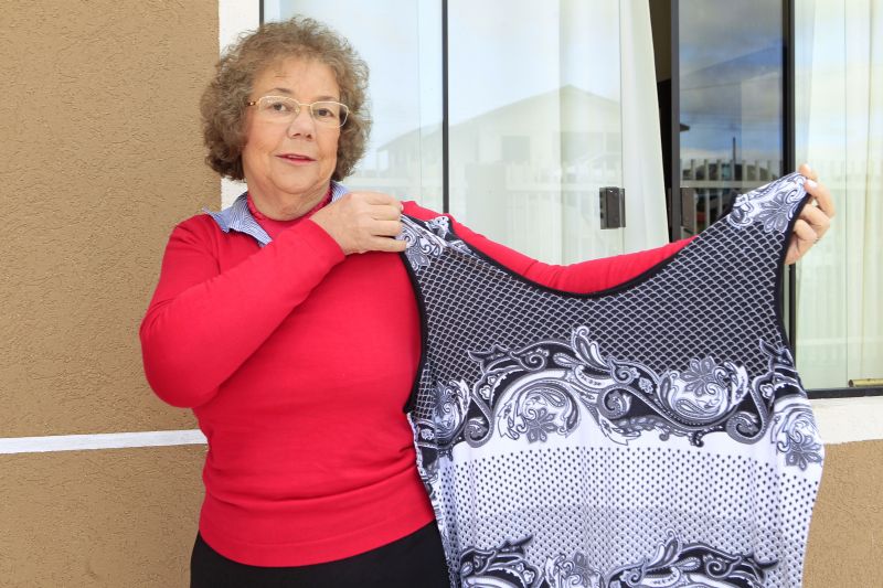 Sueli com um vestido anterior à cirurgia: desde então ela faz reposição de cálcio, ferro e vitaminas com acompanhamento médico | Antonio More/ Gazeta do Povo