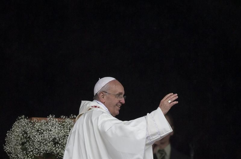 Papa acena para os fiéis em Aparecida | EFE/DAVID FERNÁNDEZ