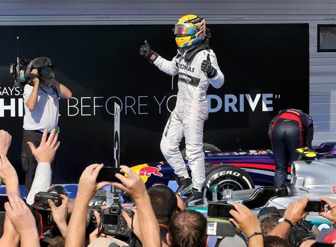 Lewis Hamilton comemora sua vitória no GP da Hungria | 