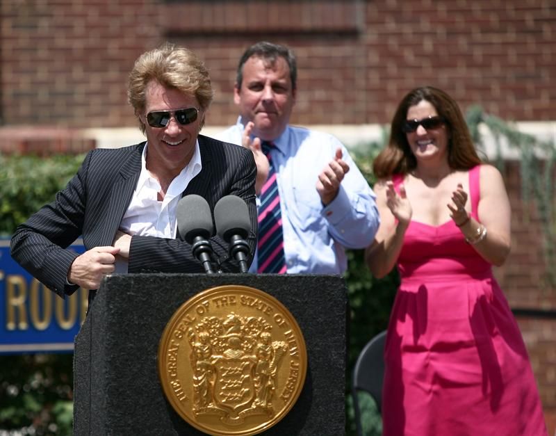Jon Bon Jovi discursa em New Jersey, ao lado do governador do estado Chris Christie | EFE/Tim Larsen/Gobernación Nueva Jersey/SOLO USO EDITORIAL/NO VENTAS