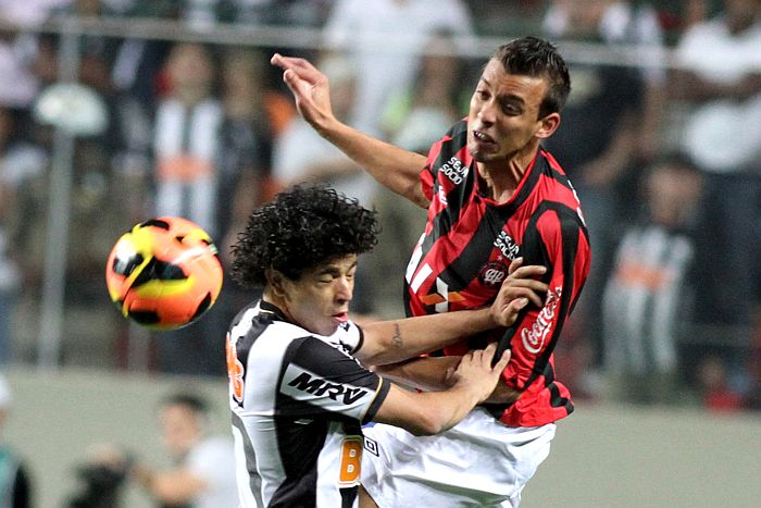 Pedro Botelho na marcação do atacante do Atlético-MG Luan | Paulo Fonseca / Folhapress
