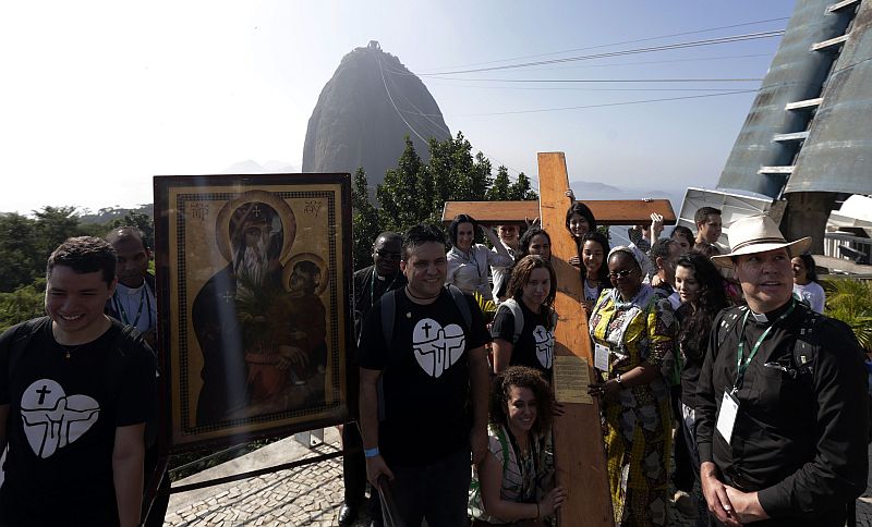 A cruz, que está percorrendo nestes dias paróquias e monumentos do Rio de Janeiro, incluindo o Cristo Redentor, chegou ao Pão de Açúcar | REUTERS/Ricardo Moraes