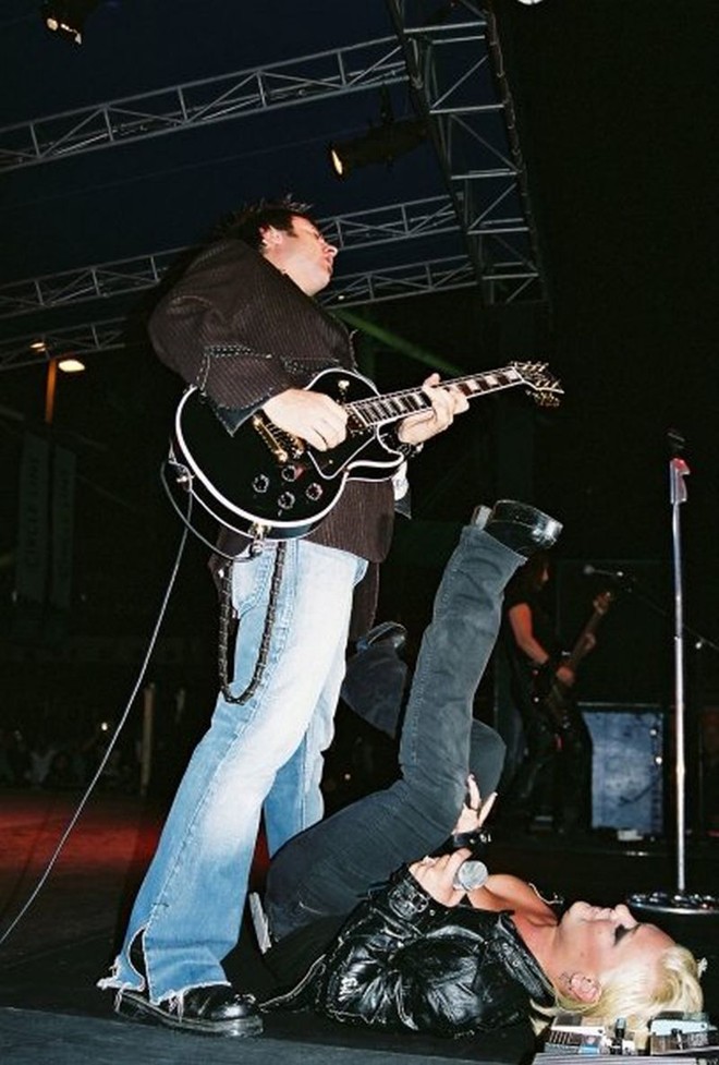 O guitarrista em performance com a cantora norte-americana Pink |