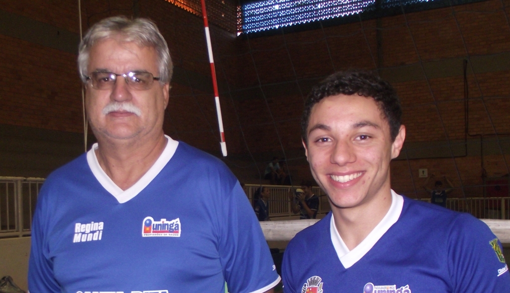 Treinador Dema e Rogerinho, que já havia sido eleito o melhor líbero do Pan-americano de 2012 | Divulgação/FPV