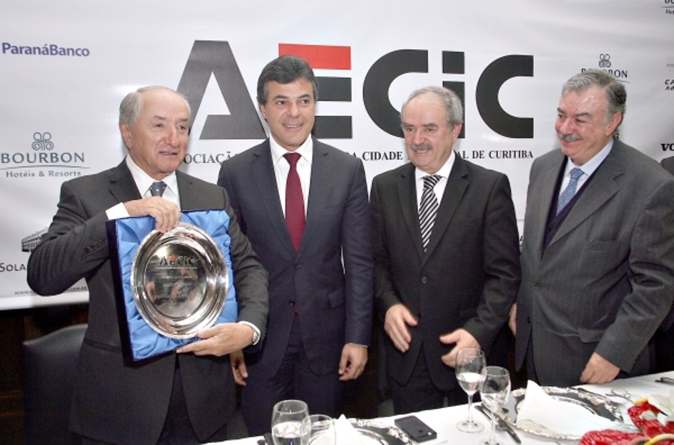 O empresário Marino Garofani, presidente da Brafer, exibe o troféu Personalidade Aecic 2013, que recebeu ontem durante o tradicional almoço da entidade no Graciosa Country Club. Na foto também o governador Beto Richa, o presidente da Aecic, Celso Gusso, e o advogado João Casillo | Mauro Campos