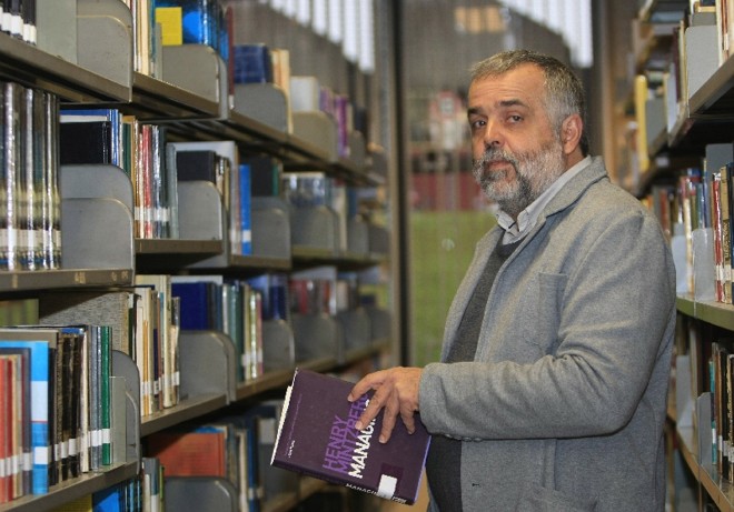 Em 70 dias, o professor Fernando Gimenez arrecadou R$ 7,4 mil com 214 apoiadores. Dinheiro vai bancar um livro | Aniele Nascimento/ Gazeta do Povo