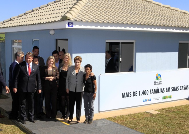 A presidente Dilma Rousseff participou de uma solenidade em Ponta Grossa (PR), para a entrega de 1.438 residências construídas pelo programa Minha Casa, Minha Vida |