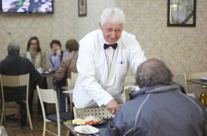 Com mais de 30 anos de profissão, Oscar sabe que as coisas mudaram. Gorjeta hoje não cai tanto, mas o elogio do cliente ainda faz o trabalho valer a pena | 