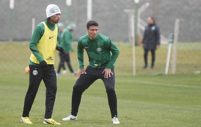 Emerson (direita) na marcação sobre Everton Costa no treino alviverde desta quinta-feira no CT da Graciosa | Jonathan Campos / Gazeta do Povo