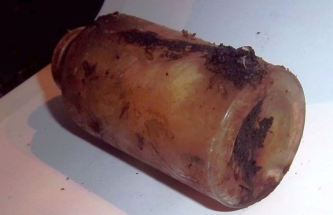 O objeto é composto por vidro e tem aparência de estar há décadas dentro da estátua |