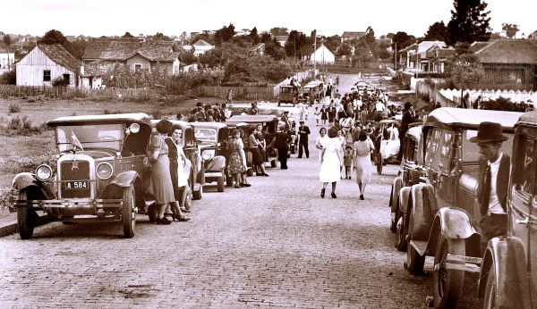 Em 1939, vemos a Rua Buenos Aires, em frente do Estádio Joaquim Américo, em dia de jogo do Atlético, com a presença de vários automóveis | Acervo Cid Destefani