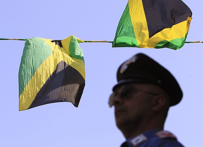 Policial italiano que participa da investigação de doping em frente ao hotel onde a delegação jamaicana está hospedada | Alessandro Garofalo / Reuters