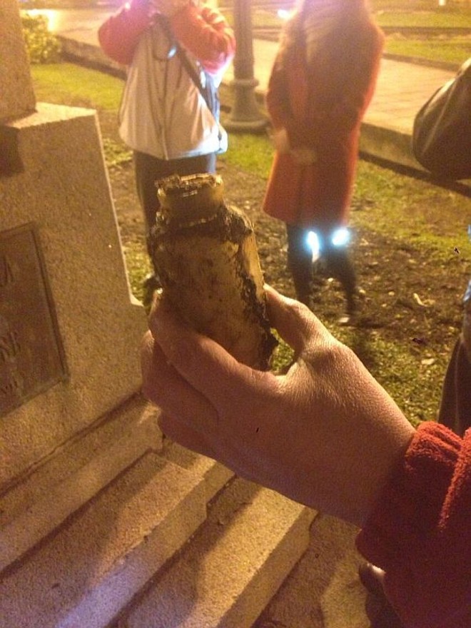 Prefeito Gustavo Fruet (PDT) postou uma foto da garrafa encontrada na estátua em seu perfil do Twitter |