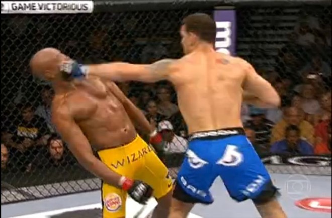 Anderson Silva perdeu o cinturão dos meio-pesados |