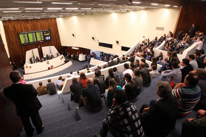 Galerias da Assembleia Legislativa do Paraná cheias para o público acompanhar a escolha do novo conselheiro do Tribunal de Contas nesta segunda (15) | 