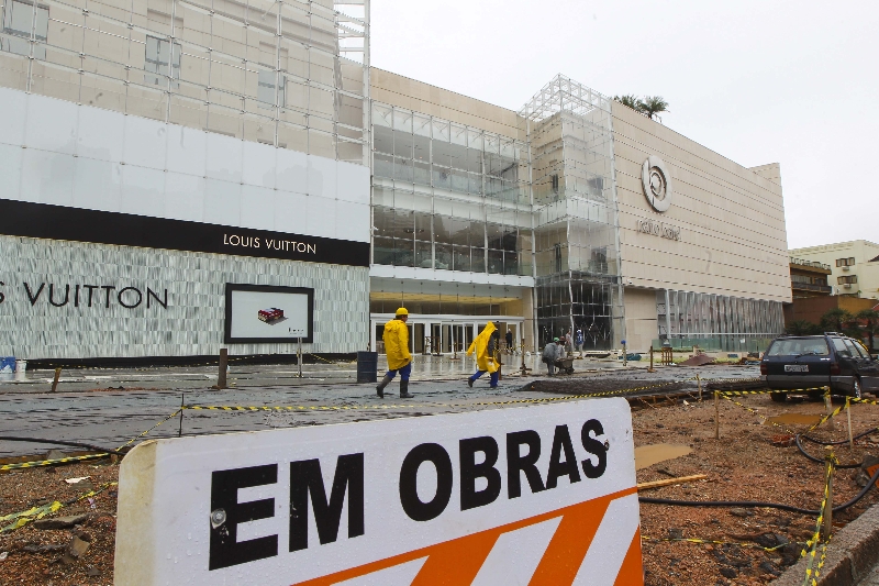 Fachada do shopping sem os tapumes. Será que agora vai? | Daniel Castellano/ Gazeta do Povo
