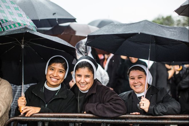 As irmãs argentinas Catalina e Antônia, do Sagrado Coração de Jesus, vieram a Curitiba em um grupo de 48 freiras. À direita, a irmã Elisandra, do Sagrado Coração do Verbo Encarnado | 