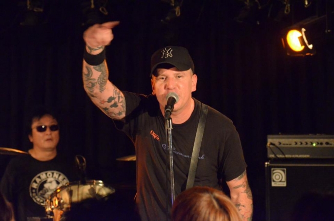 Com a banda, CJ gravou quatro álbuns: Loco Live, Mondo Bizarro, Acid Eater e Adíos Amigos | Divulgação