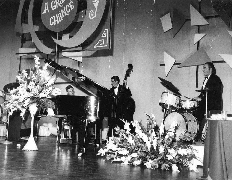 O trio Ludus Tercius, de Gebran Sabbag (piano), Norton Morozowicz (contrabaixo) e Guarany Nogueira (bateria) no programa de tevê A Grande Chance, de Flávio Cavalcanti, em 1969 | Arquivo pessoal de Gebran Sabbag