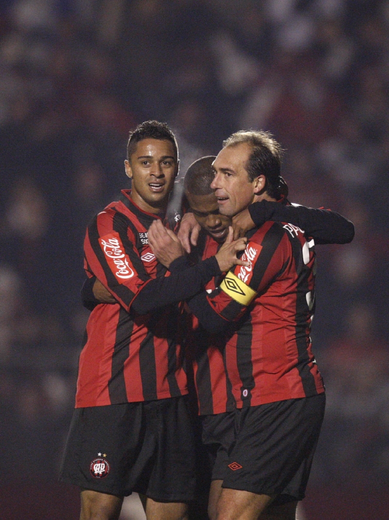 Dellatorre, Marcelo e Paulo Baier comemoram a classificação do Atlético na Copa do Brasil | Hugo Harada/ Gazeta do Povo