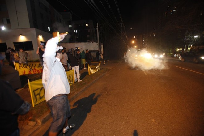 Rojões são disparados por grupo rival para dispersar manifestantes |