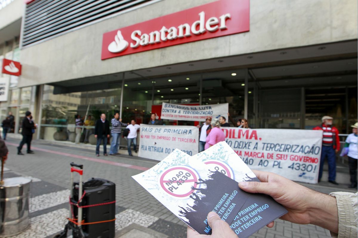 Representantes das entidades chegam em frente às agências, onde fazem crítica ao projeto de lei | Antônio More / Agência de Notícias Gazeta do Povo