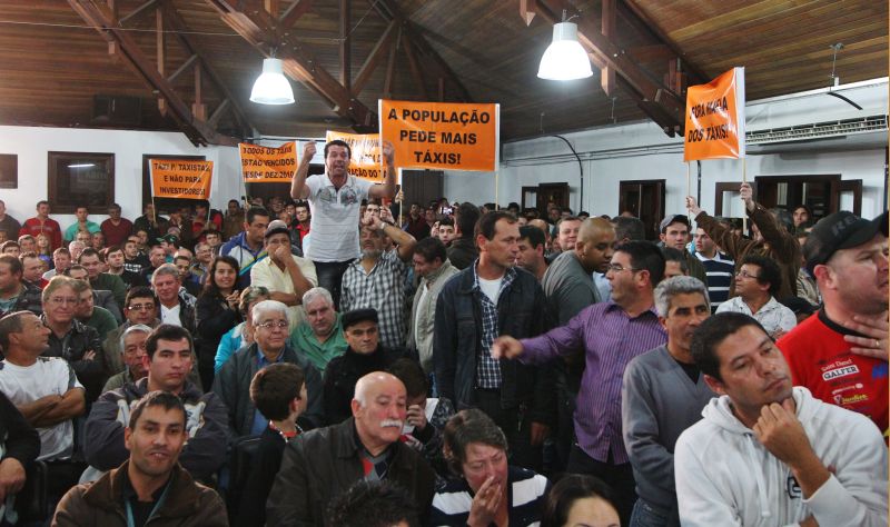 | Audiência pública com taxistas no Salão de Atos do Parque Birigui teve várias reivindicações de melh