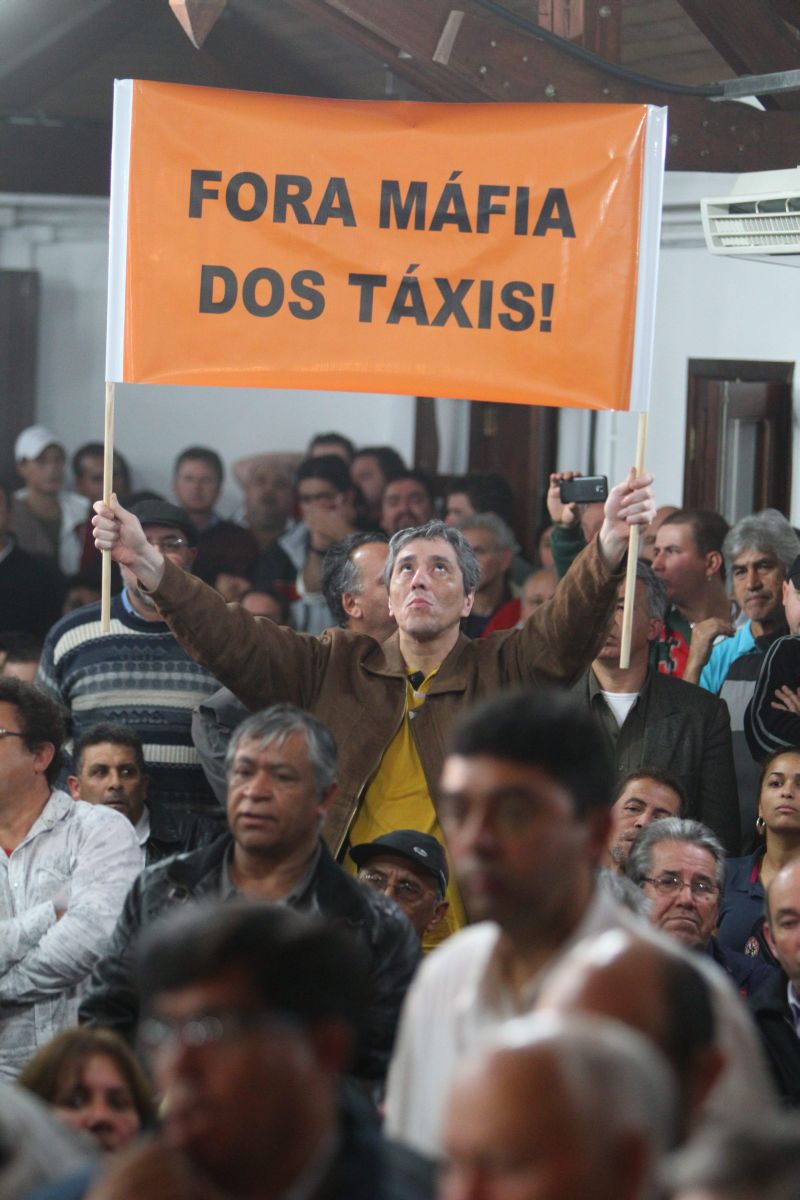 Taxistas protestaram pedindo mais placas na licitação | Daniel Castelano / Gazeta do Povo