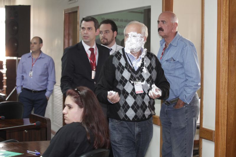 Luiz Fila falava sobre a composição da tarifa técnica quando foi atingido por torta na cara, jogada por representante do Movimento Passe Livre | Allan Costa Pinto / Tribuna do Paraná