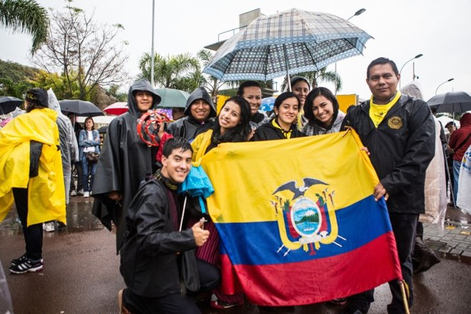 À direita, o seminarista equatoriano Javier Cunalema e seus colegas da união Camino Neocatecumeanal | 