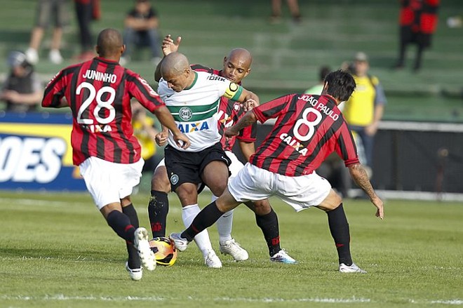 Alex foi fortemente marcado pela equipe atleticana no clássico |