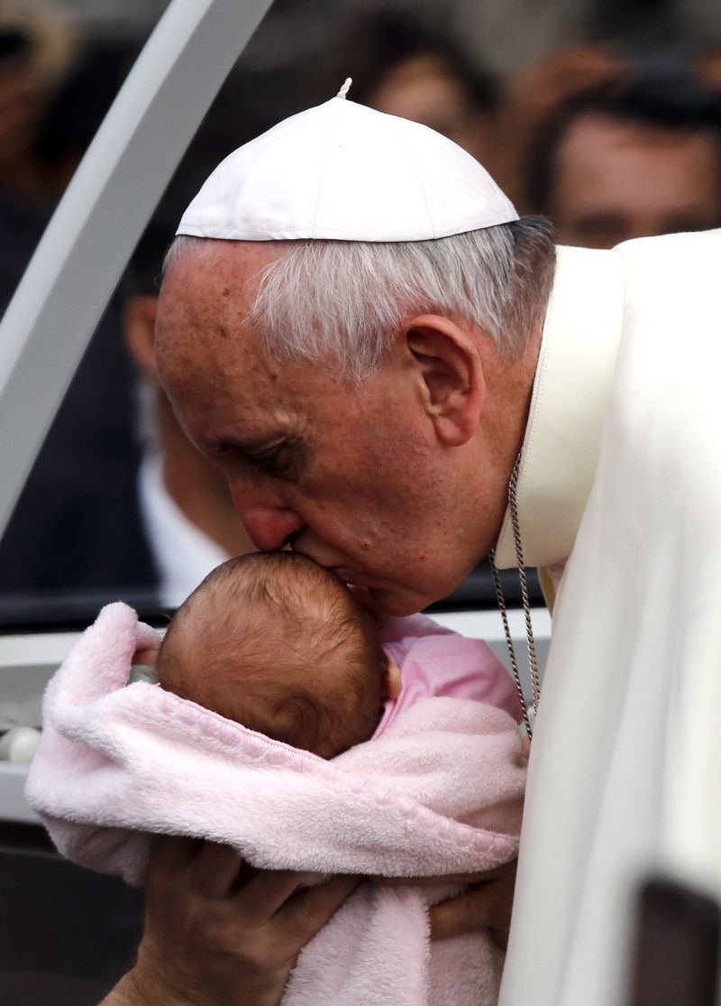 O beijo no rosto das crianças: gesto que marcou a visita papal no Brasil | Stefano Rellandini/Reuters