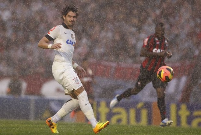 Alexandre Pato disputa jogada no meio de campo. | 