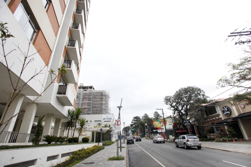 Edifício bem localizado tem apartamentos amplos e ensolarados, mas locação demora a acontecer: taxa de condomínio alta, barulho da rua e outros fatores podem afastar locatários | André Rodrigues/ Gazeta do Povo