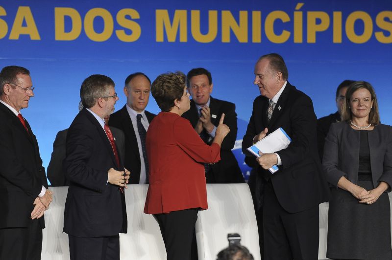 Dilma, na marcha de 2012, se dirige com dedo em riste ao presidente da CNM, Paulo Ziulkoski, que havia cobrado dinheiro do pré-sal para as cidades: prefeitos voltarão a pedir mais verba, desta vez por meio do Fundo de Participação dos Municípios | Wilson Dias/ABr