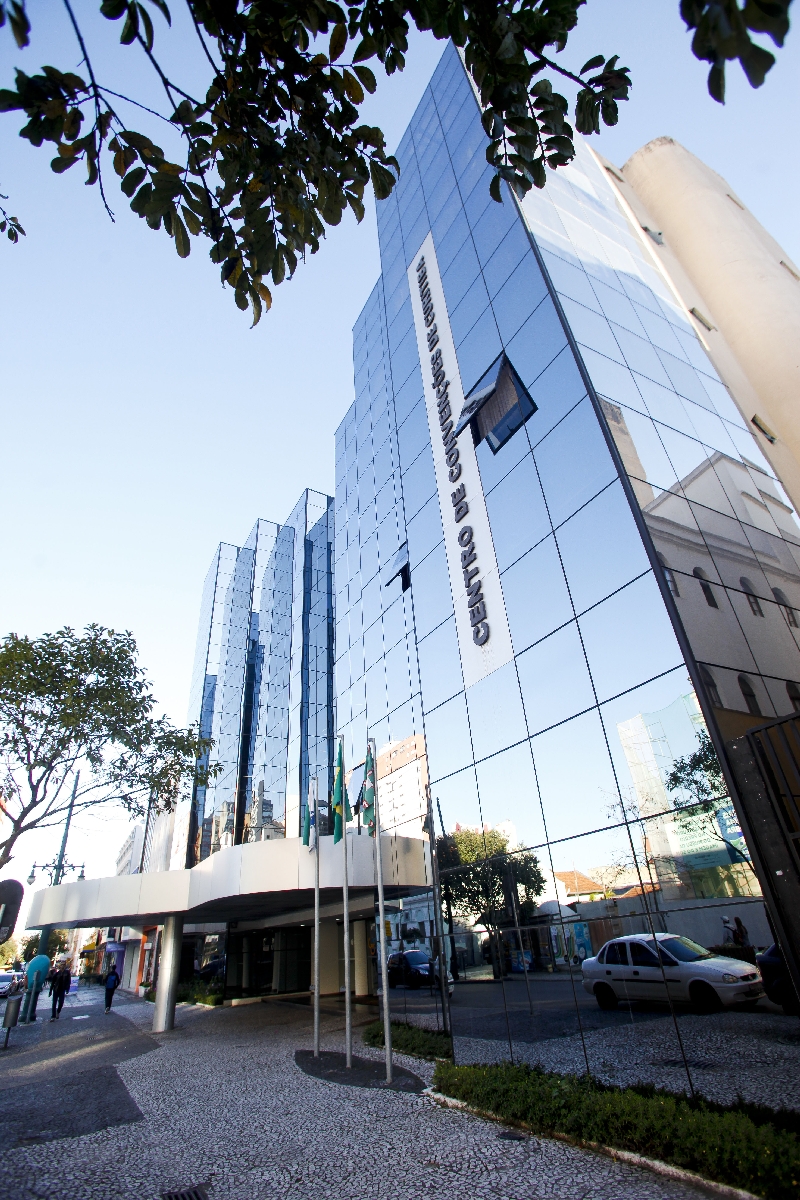 Prédio fica na Rua Barão do Rio Branco, Centro de Curitiba | Andre Rodrigues/Gazeta do Povo