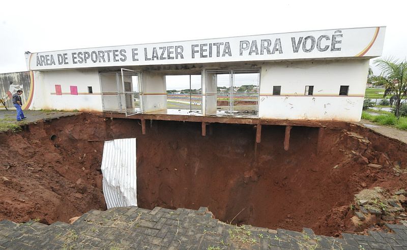 Cratera formada sob o centro de esportes em Umuarama após o rompimento de uma tubulação: prejuízo para a cidade e risco aos moradores | José Anselmo