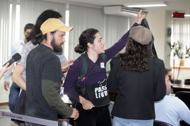 Luana Martins (ao centro), que jogou a torta |