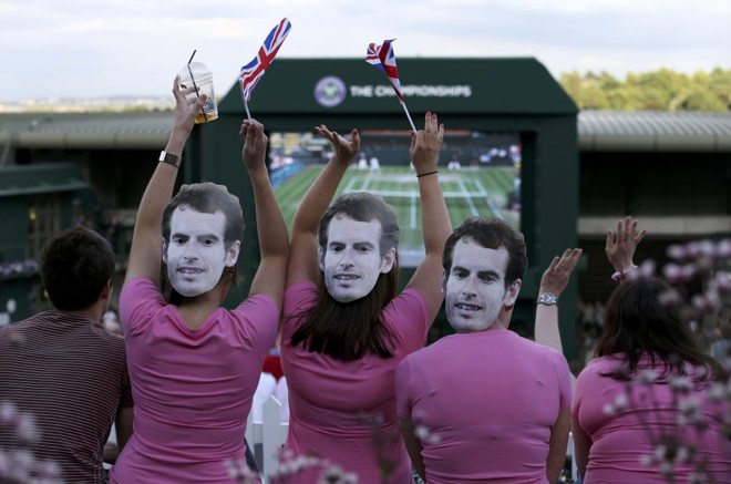 Torcedores usam máscaras de Murray, queridinho da torcida britânica | 