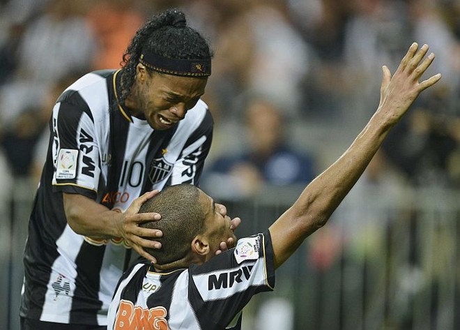 Ronaldinho Gaúcho comemora com Leonardo Silva o segundo gol do Atlético-MG contra o Olimpia |