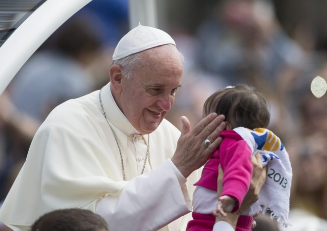 Papa abençoa criança | 