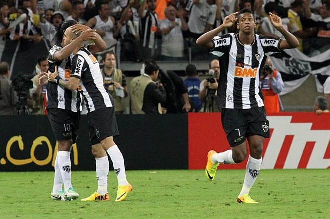 Jô comemora o primeiro gol do Atlético-MG diante do Olimpia |